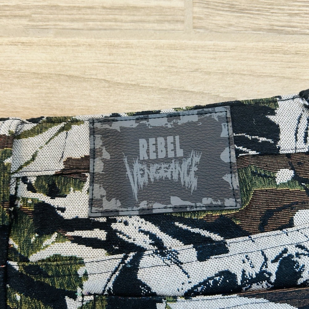 Rebel Vengeance Skull Camo Tapestry Cargo Pants Black Green Mens 30x32 Fringe - Picture 11 of 12